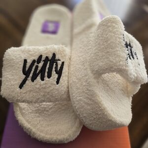 Yitty Cream Fuzzy Slides